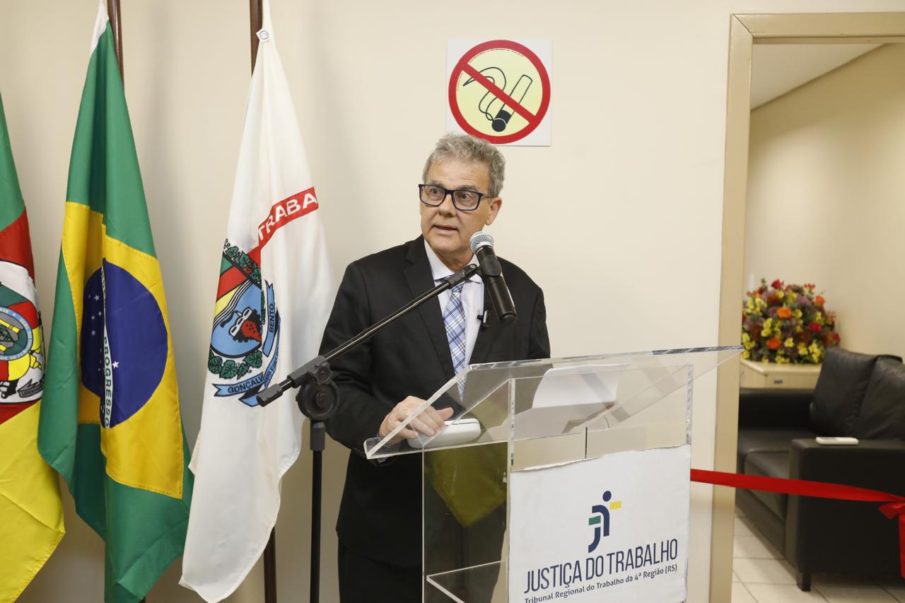 A foto mostra o des. Fraga discursando