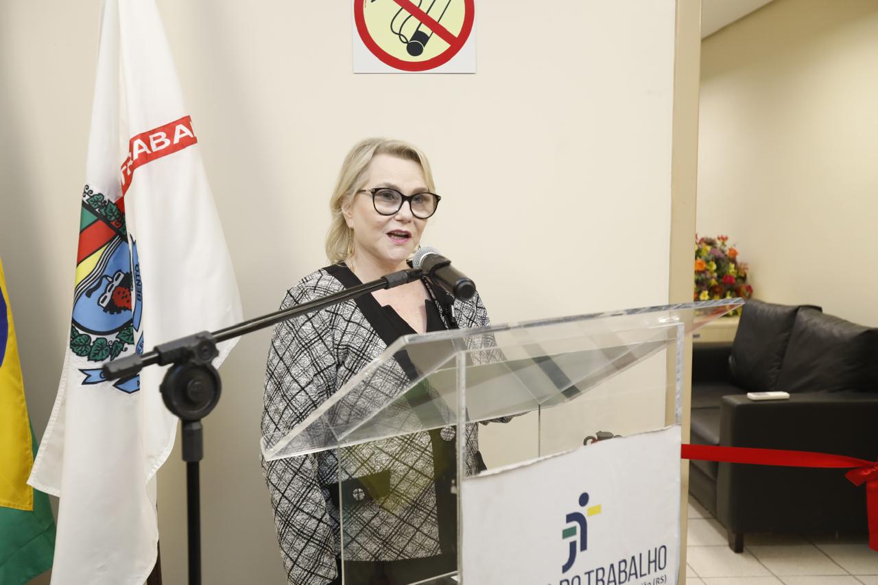 A foto mostra a juíza Graciela discursando.