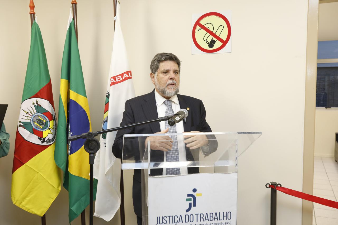 A foto mostra o ministro Caputo discursando.