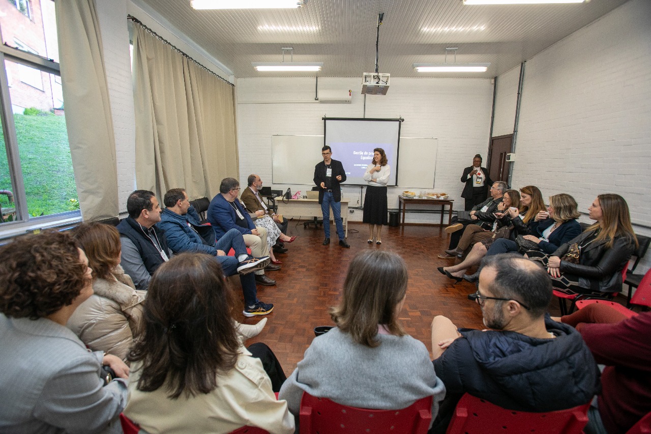 A foto mostra a desembargadora Taís ministrando aula.