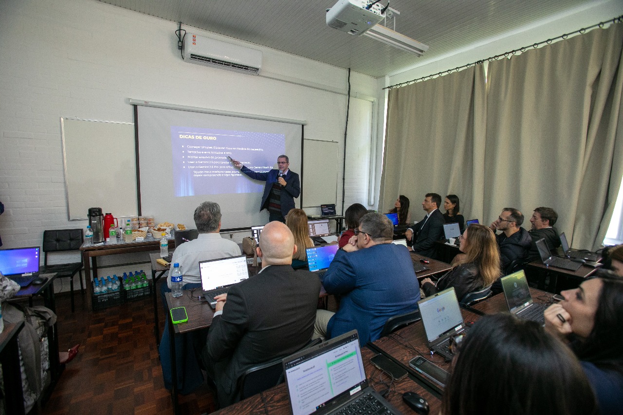 A foto mostra o servidor Frede ministrando aula para magistrados.