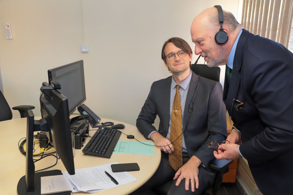 A foto mostra Martins costa participando de uma audiência virtual.