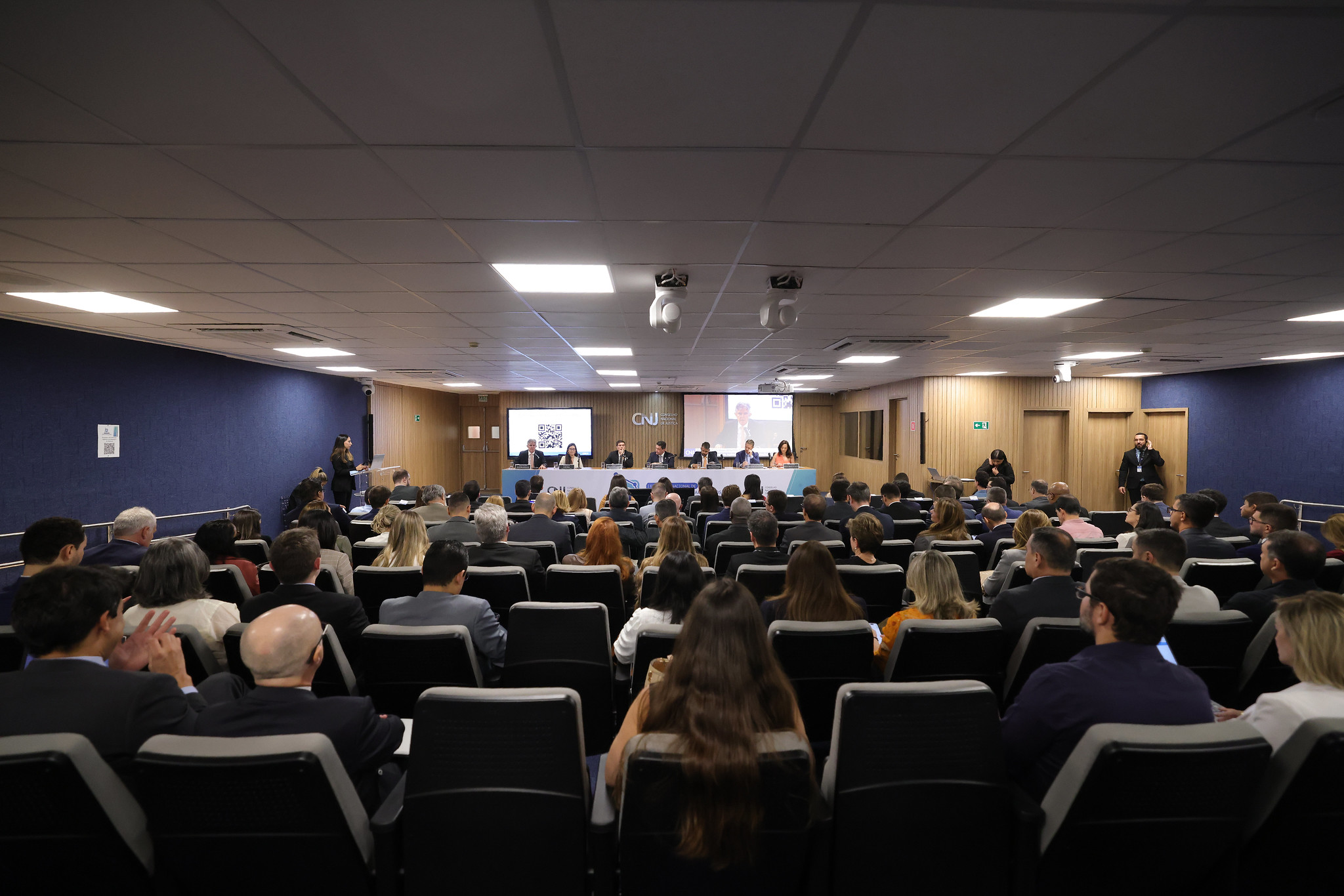 Público assiste a mesa de autoridades em conferência no auditório do CNJ..jpg