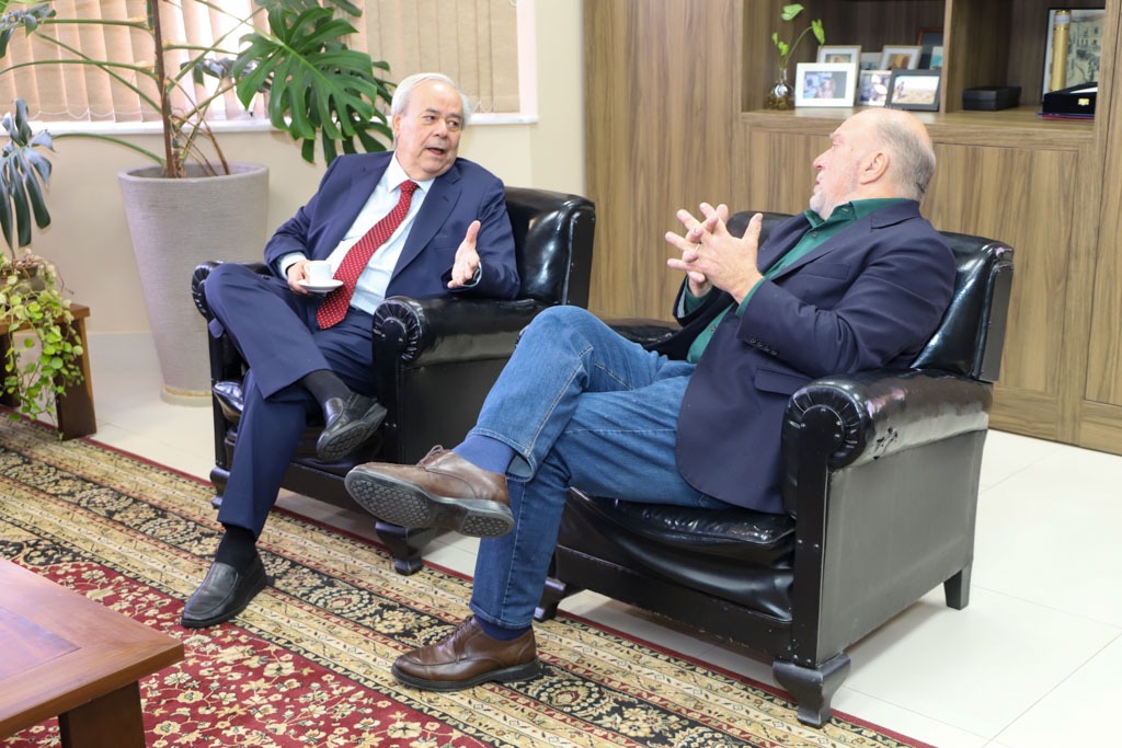 A foto mostra martins e sirangelo conversando