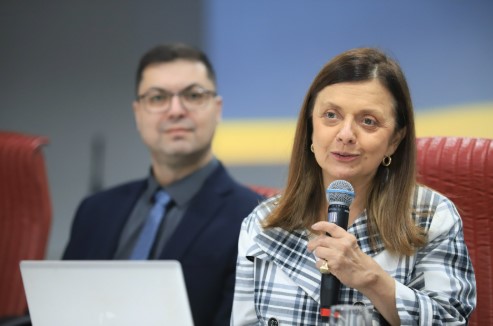 Servidor Alex Fagundes e Juíza Anita Lübbe palestrando no Coleprecor sobre o RDC-Arq