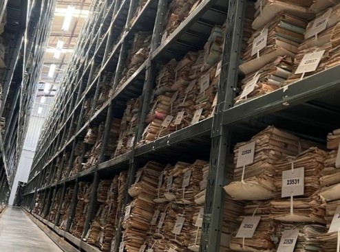 Estantes com processos do arquivo geral do TRT4