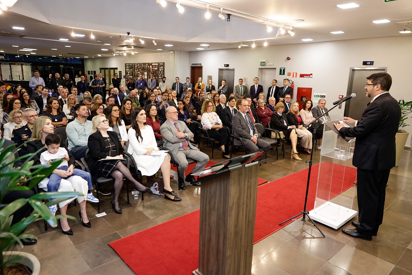Foto em ângulo aberto da solenidade no átrio do TRT-RS, mostrando o público presente.