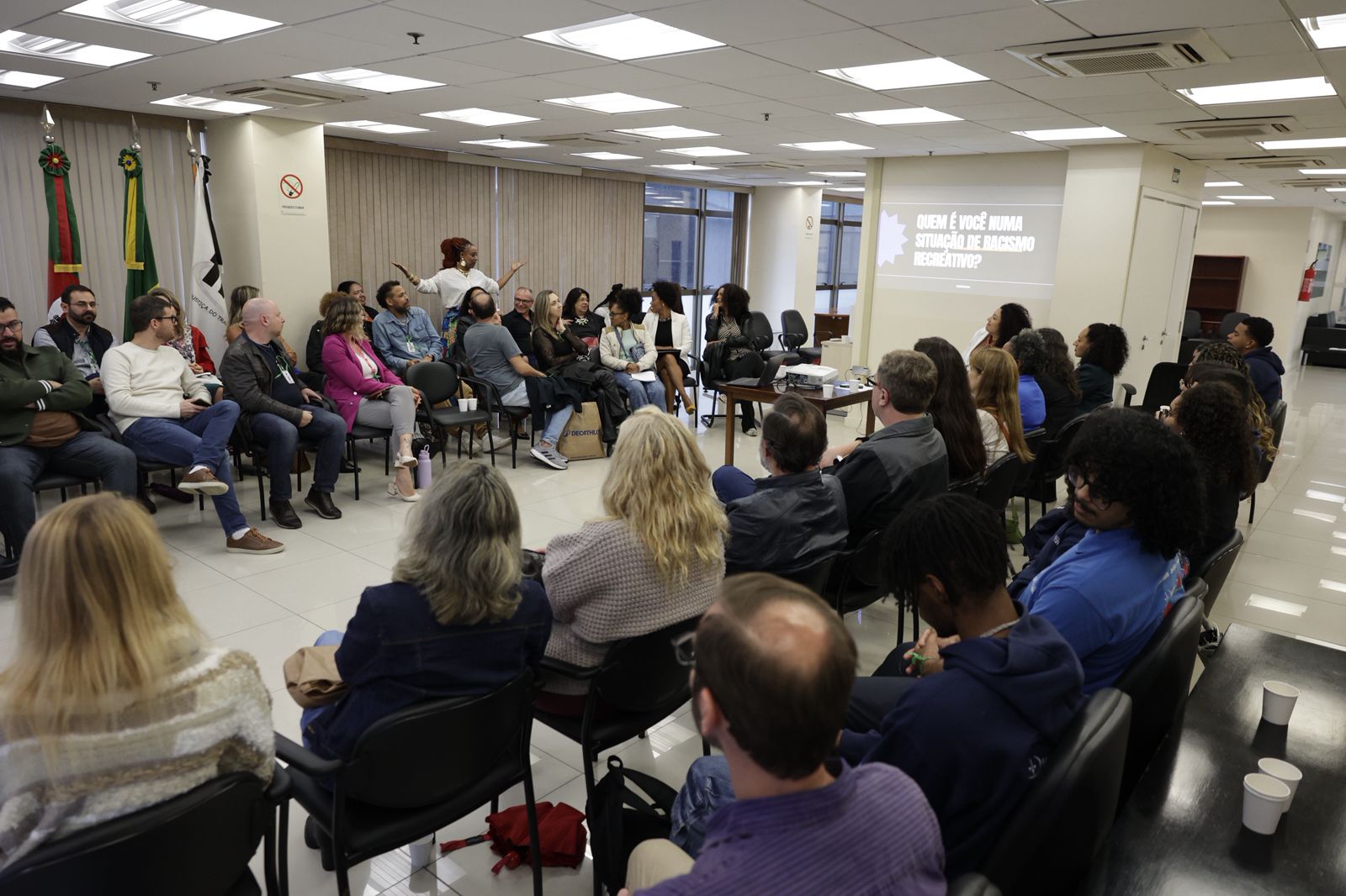 Público fazendo perguntas.