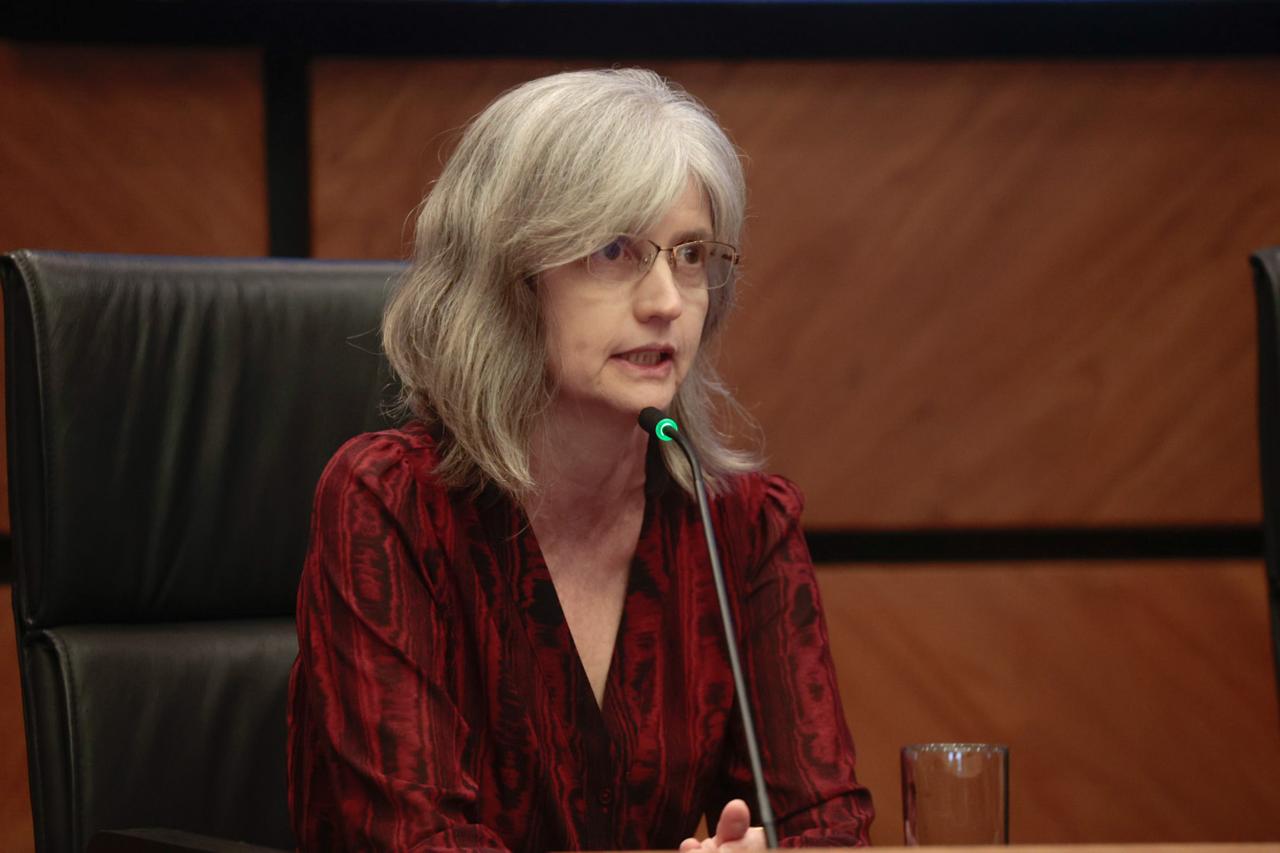 Na nave central, juíza federal Íngrid Sliwka falando