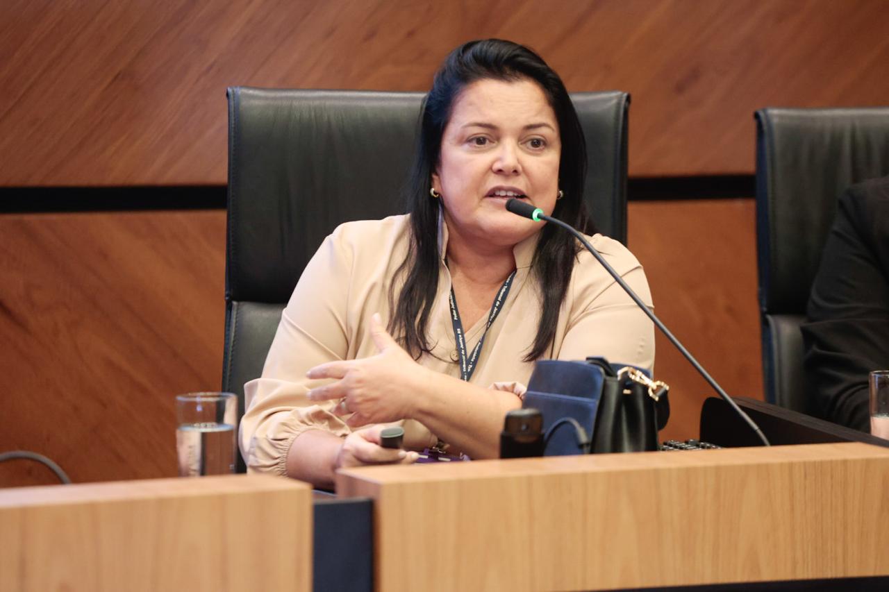 Na nave central, médica Ana Ribeiro palestrando