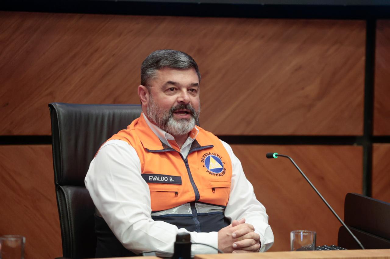 Na nave central, Palestrante da defesa Civil palestrando