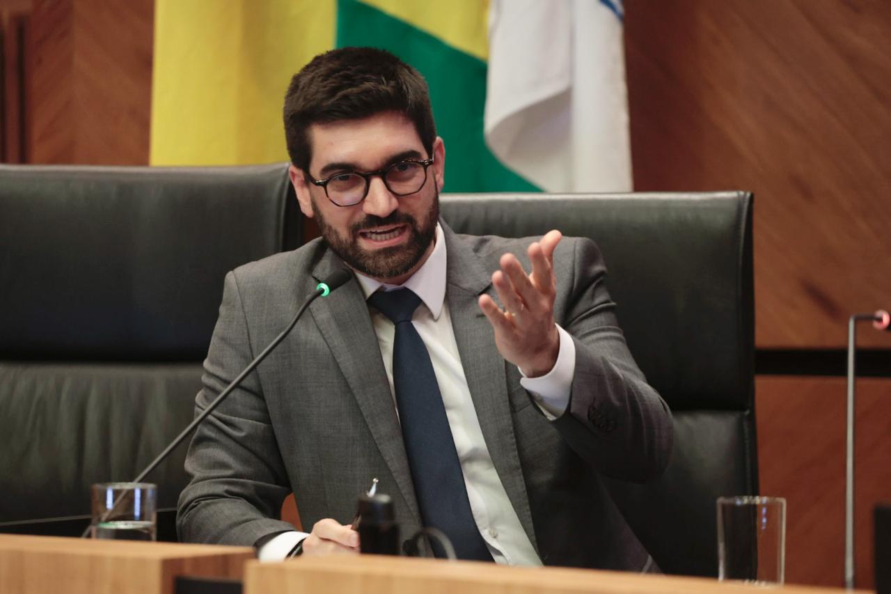 Na nave central, Rafael Radke, da UNESCO, palestrando