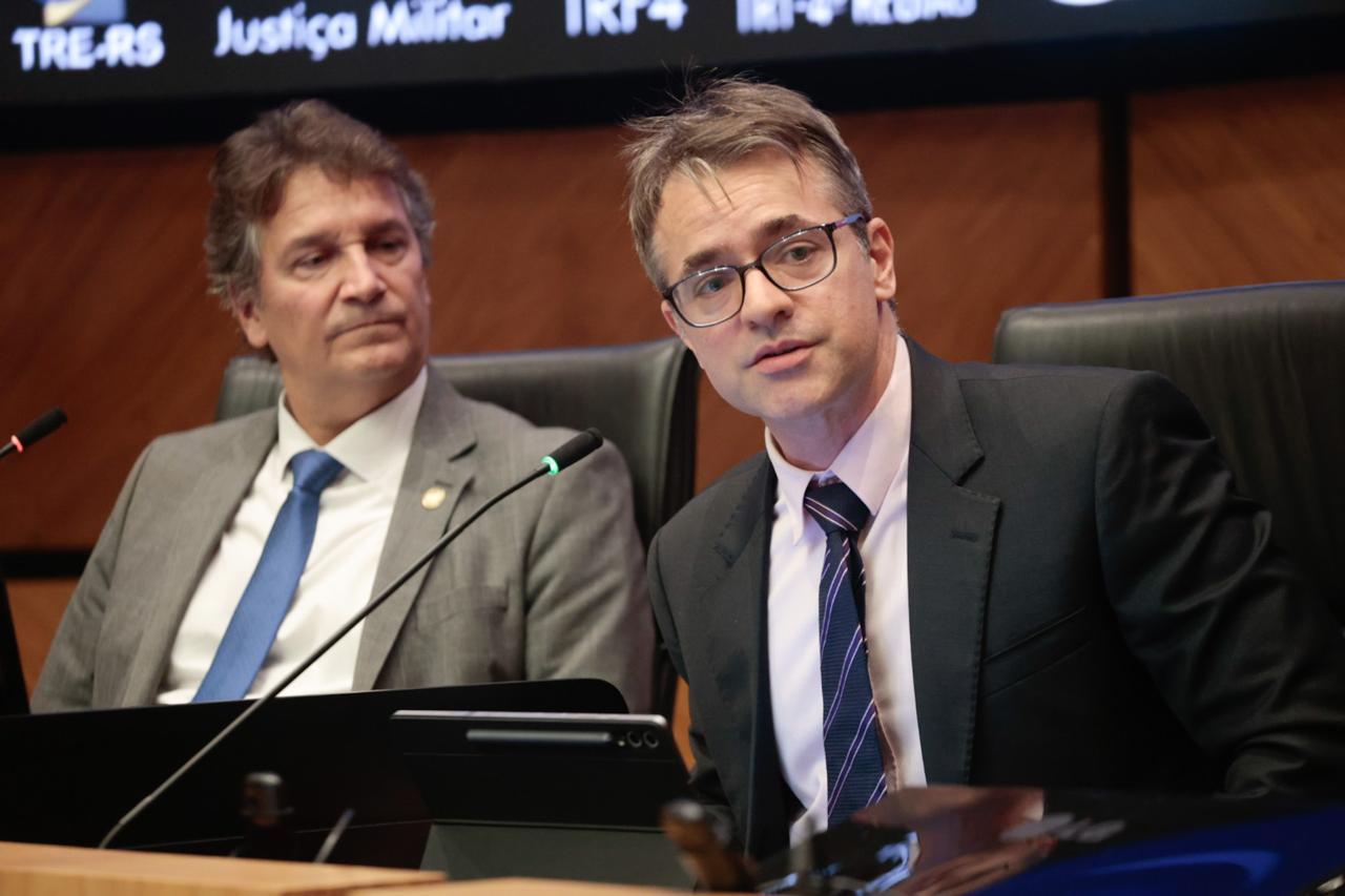 Na nave central, Conselheiro Alexandre Cunha e o palestrante Juiz Federal Rafael Moreira