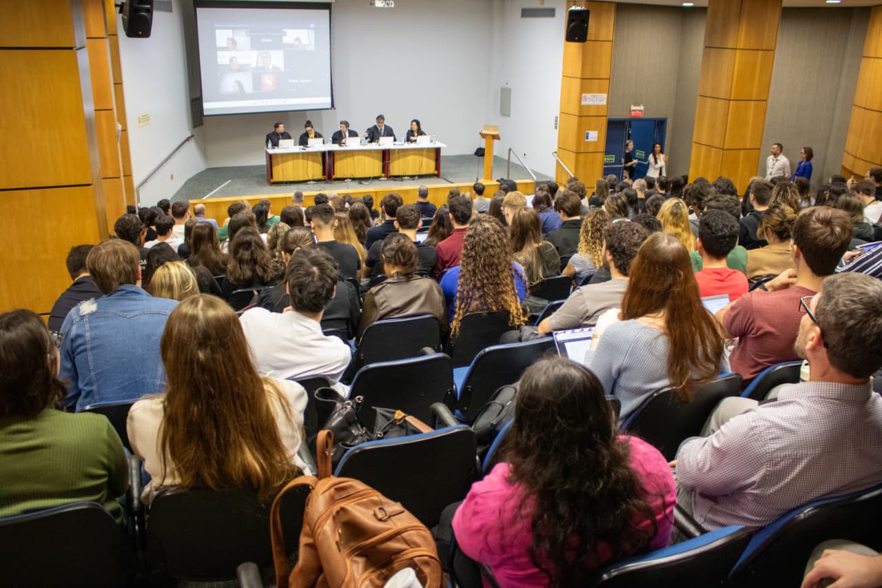 Fotografia do público presente com a mesa da Turma ao fundo.