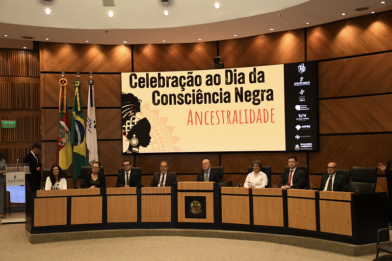 Mesa de abertura com autoridades presentes.