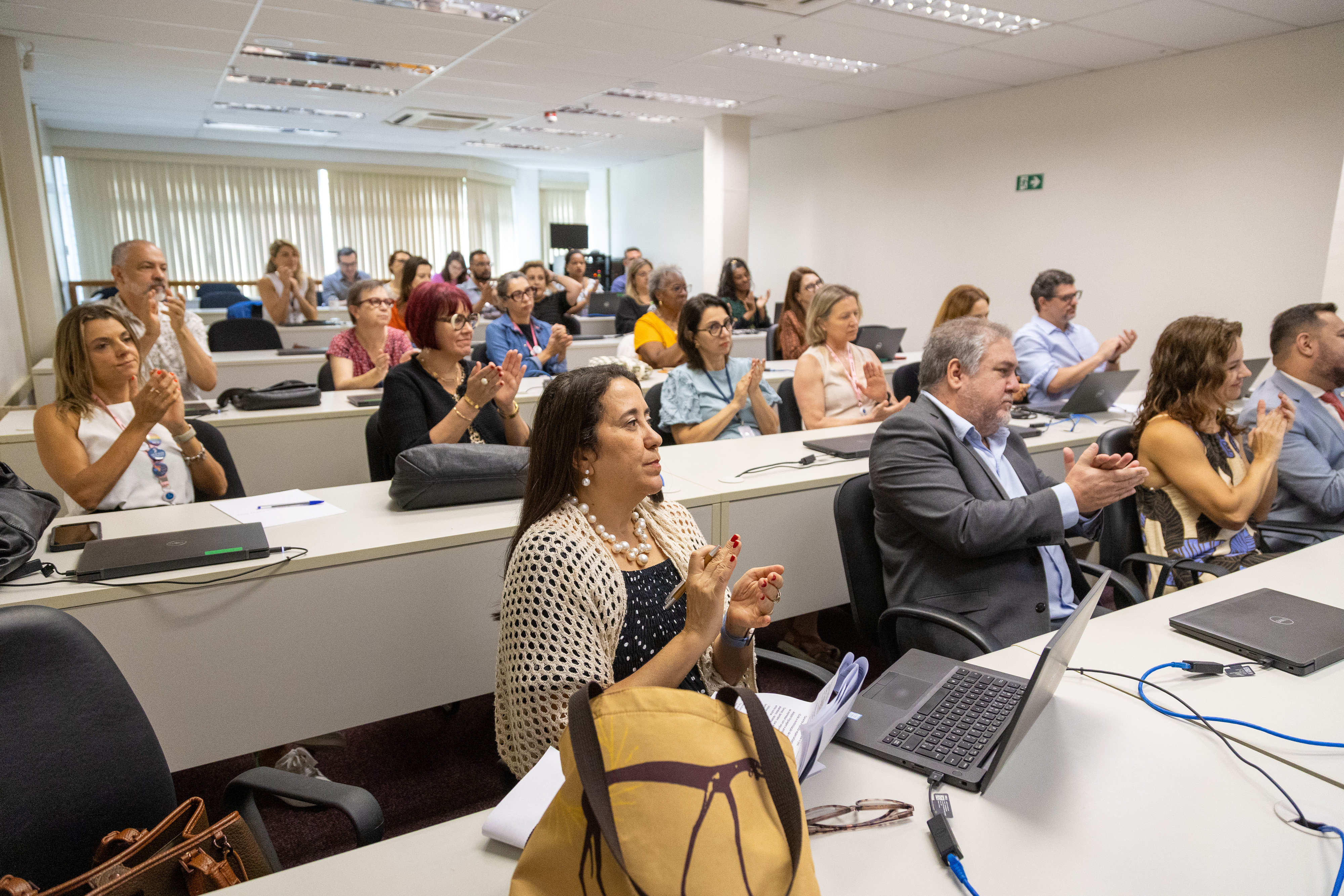 Participantes do evento, sentados.