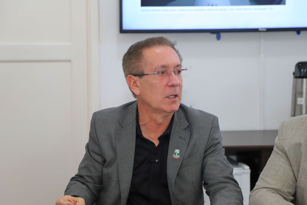 A foto mostra o prefeito Airton.