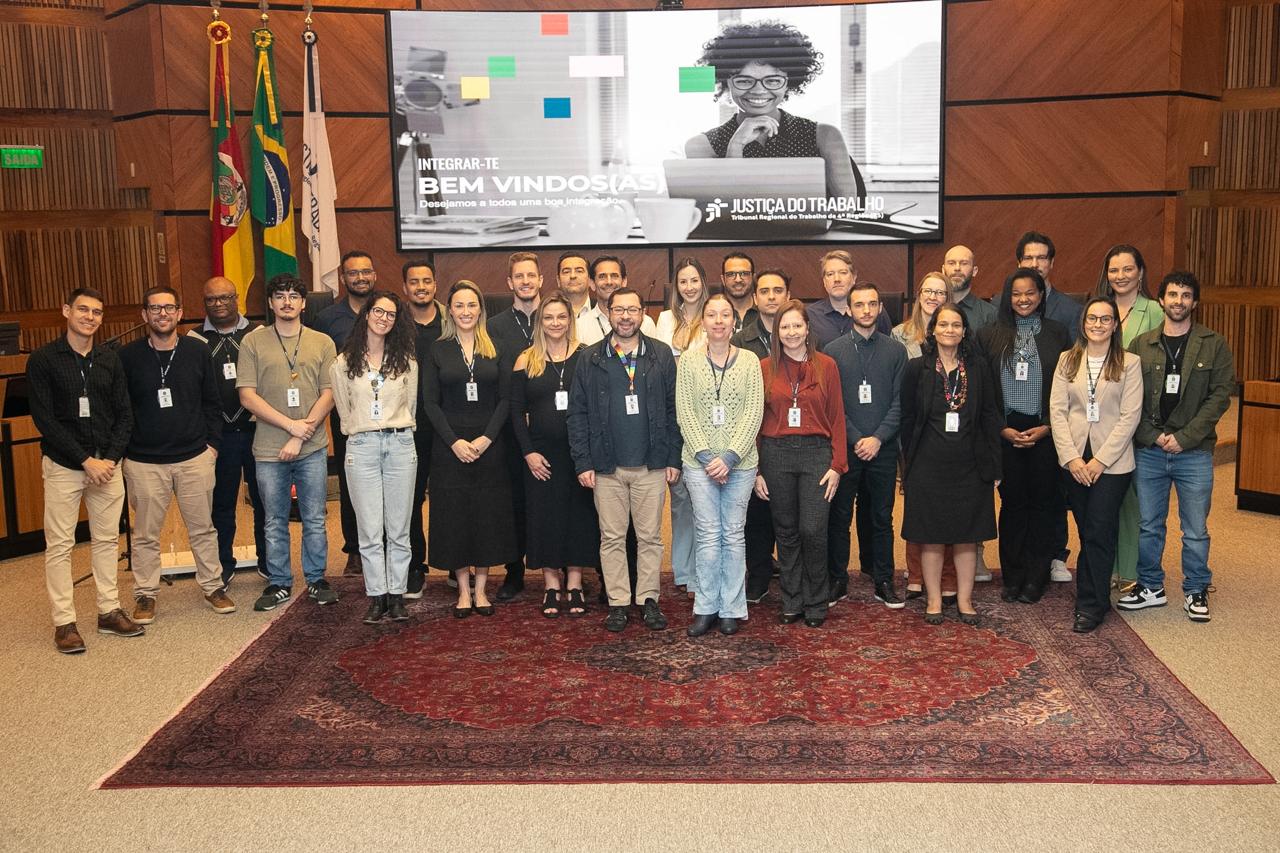A foto mostra pessoas posando para foto coletiva.