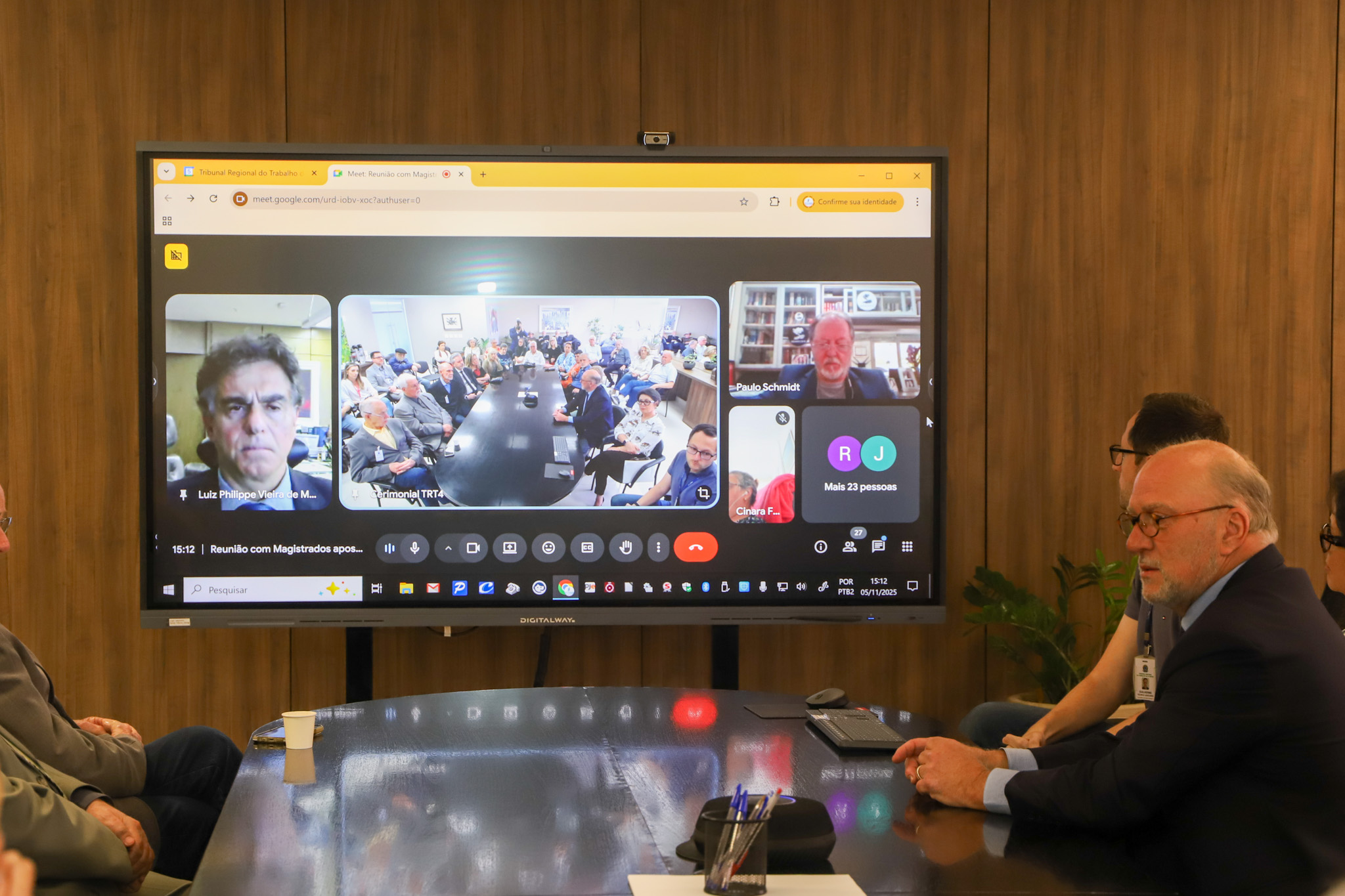 A foto mostra o presidente do TST de fundo na reunião.