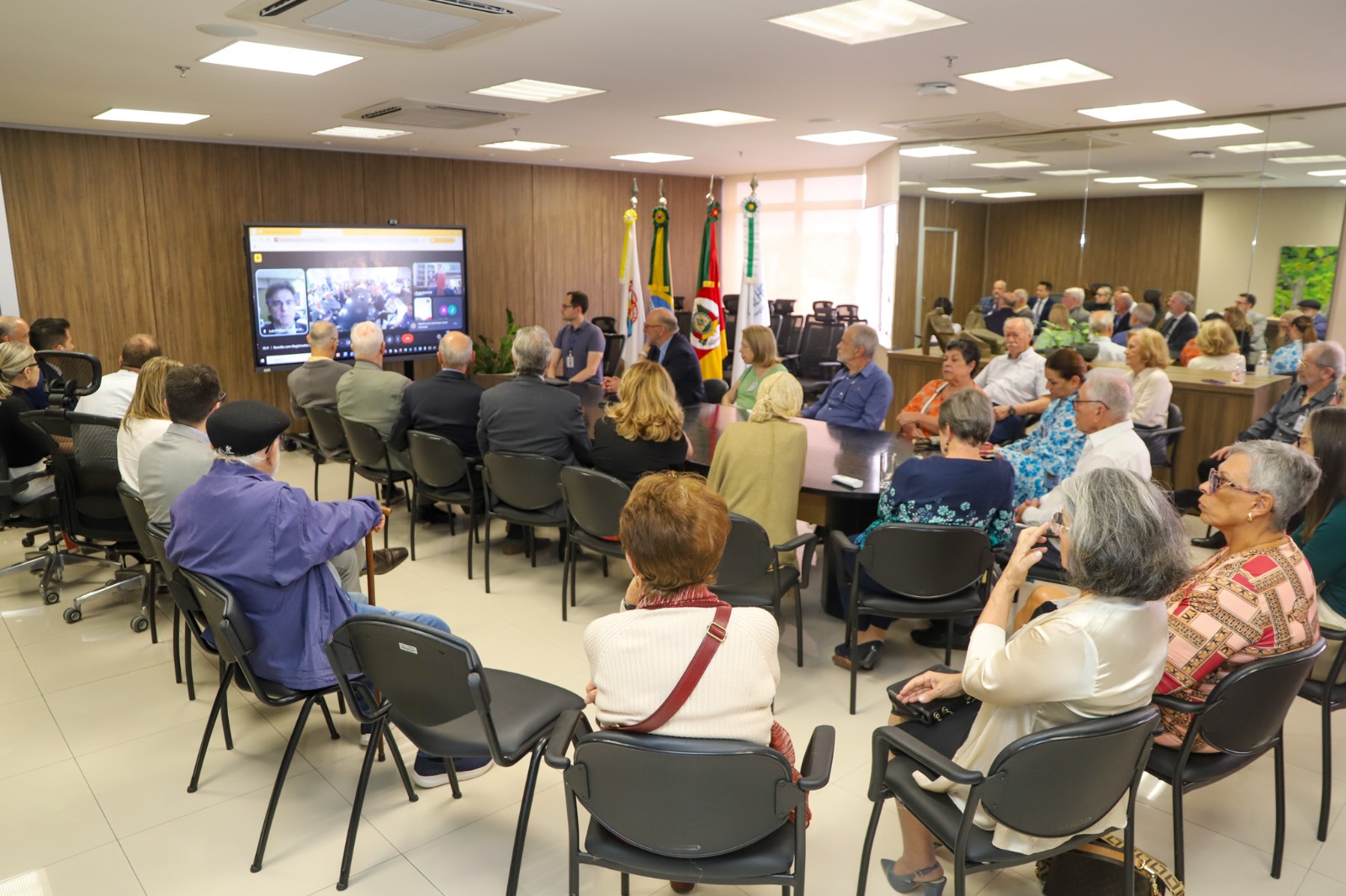 A foto mostra a reunião de magistrados com o presidente do TST em vídeo.