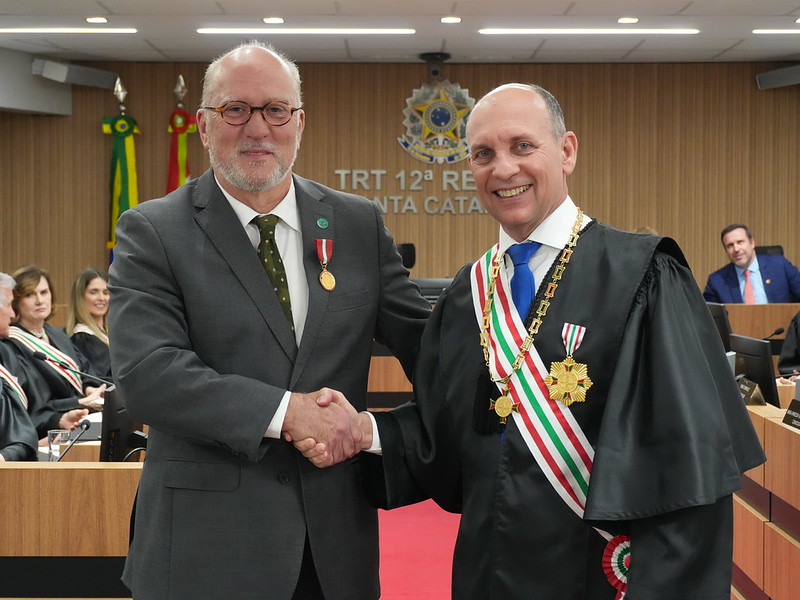 A foto mostra martins costa recebendo homenagem.