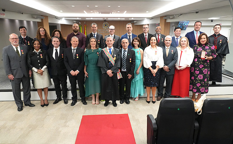 A foto mostra dese. Amarildo colocando homenagem em Martins Costa.