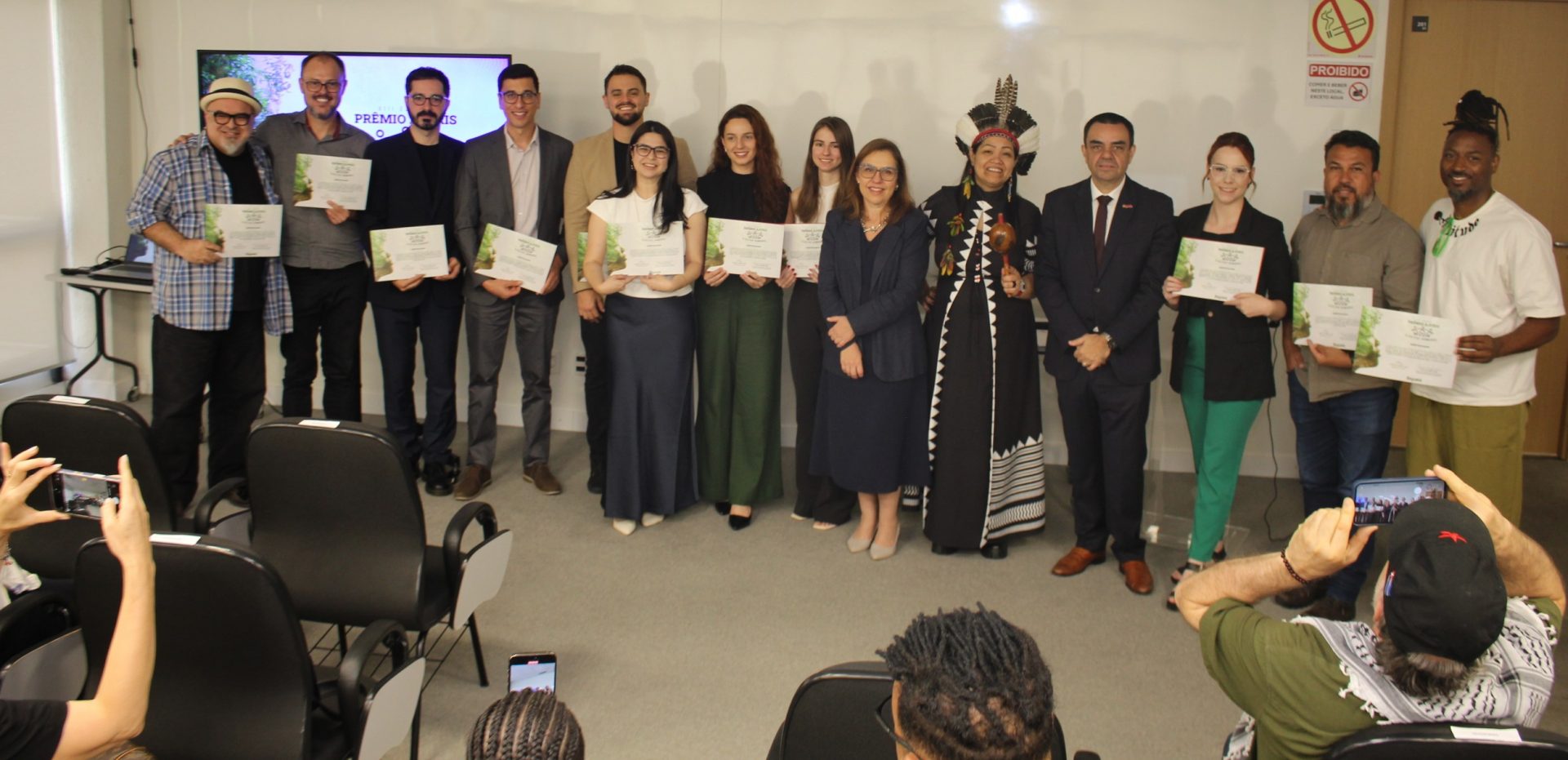 A foto mostra os premiados no Prêmio Ajuris.