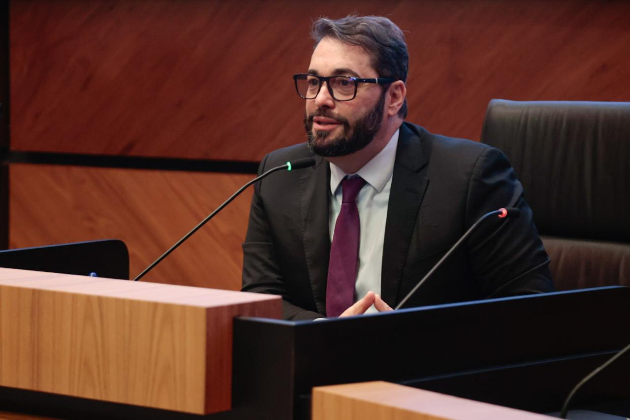 A foto mostra o des. Alexandre falando ao microfone.