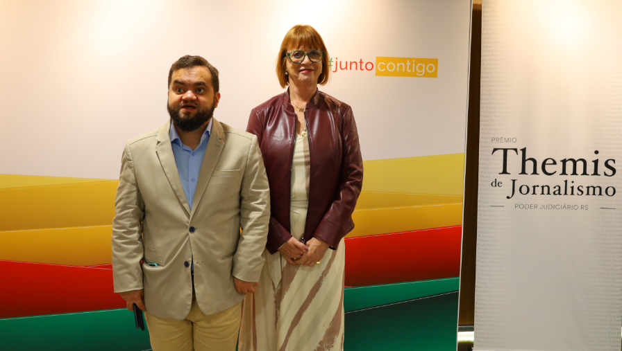Juliano e Telesca posam lado a lado diante de painéis com as marcas “#JuntoContigo” e “Prêmio Themis de Jornalismo – Poder Judiciário RS”.