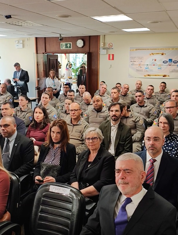 Foto do público presente na solenidade, de frente