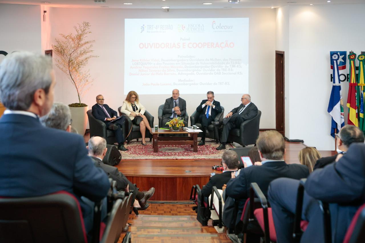 foto da geral da mesa