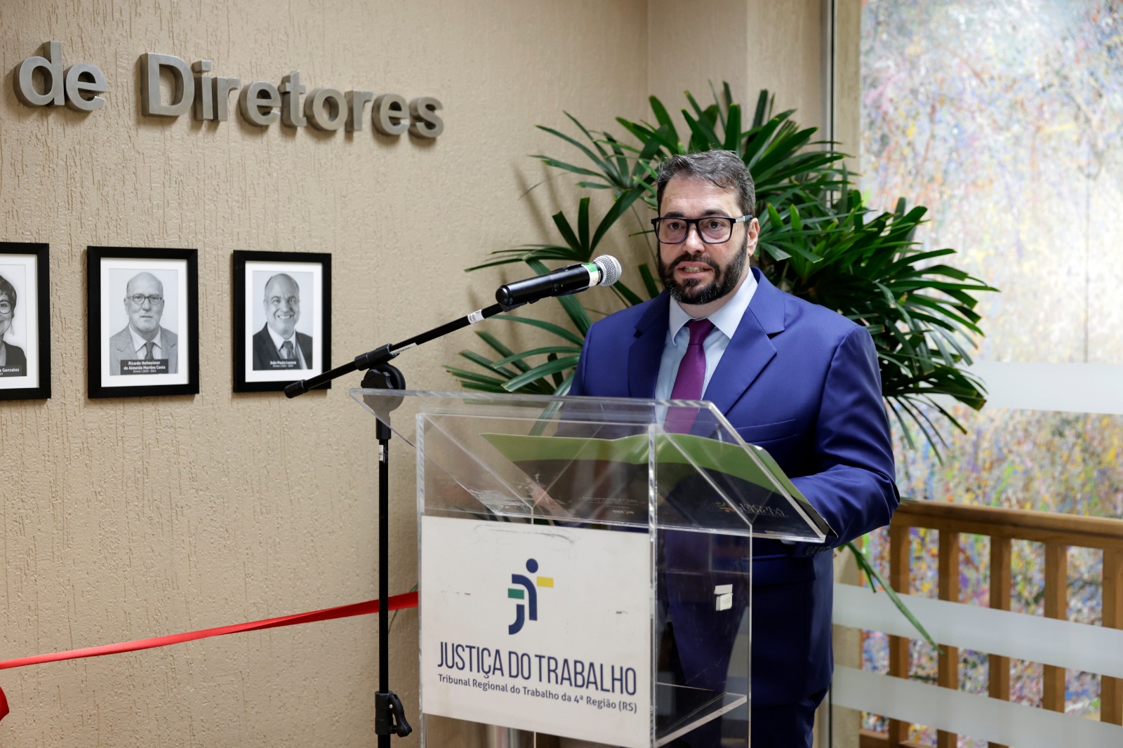 A foto mostra o desembargador Alexandre discursando.