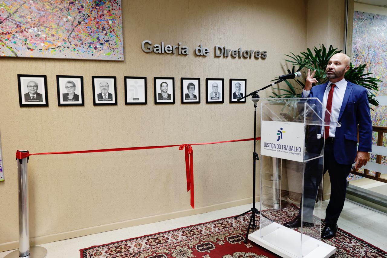 A foto mostra o des. Fabiano discursando.