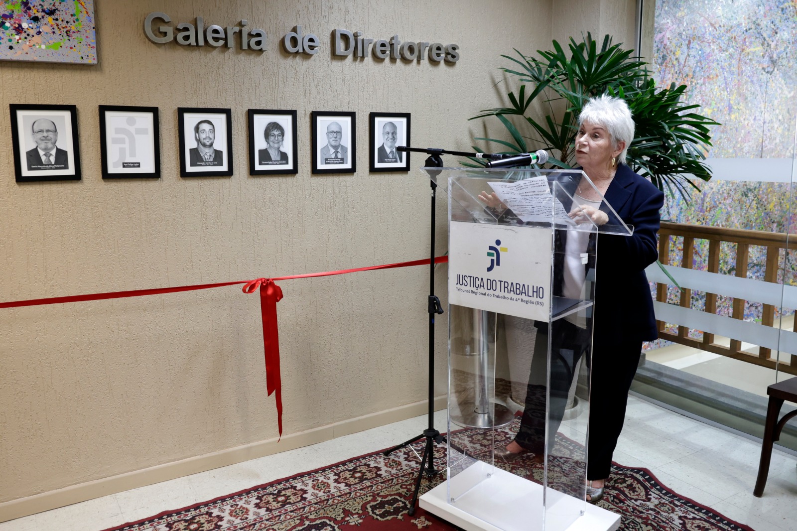 A foto mostra a viúva de Paulo Orval discursando.