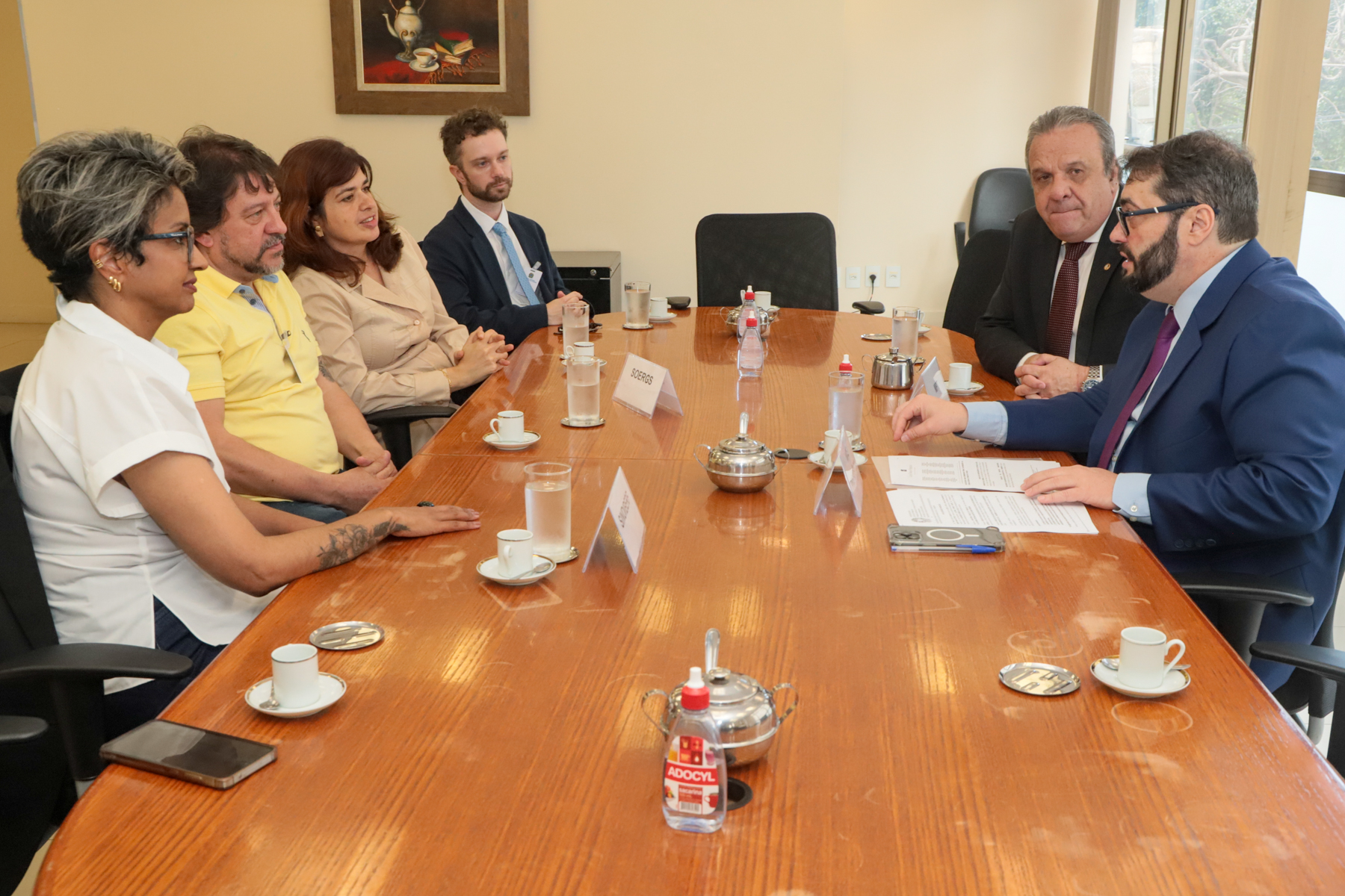 A foto mostra mesa de negociação. 