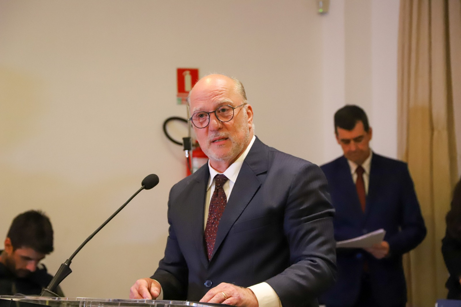 Foto do martins Costa discursando