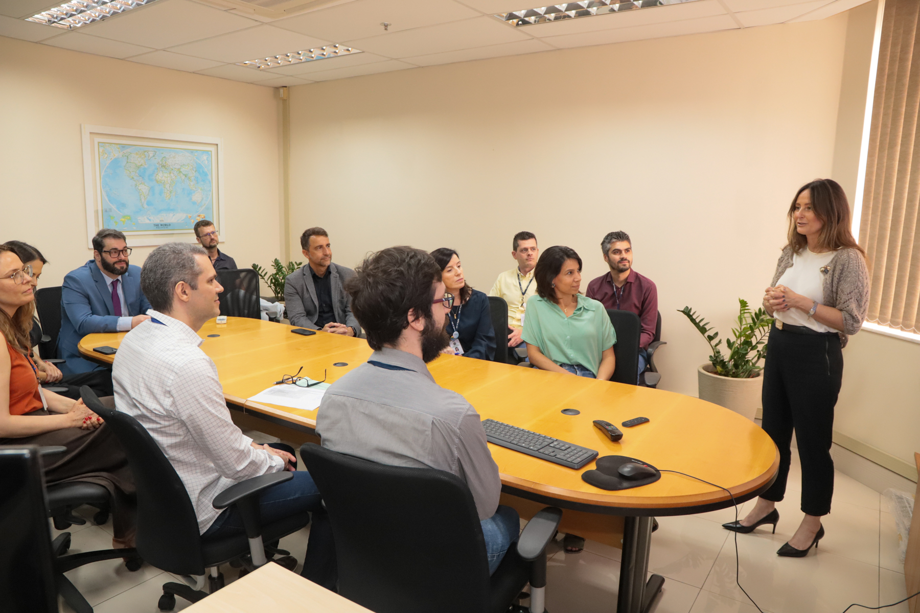 juíza Luciana Xavier falando.