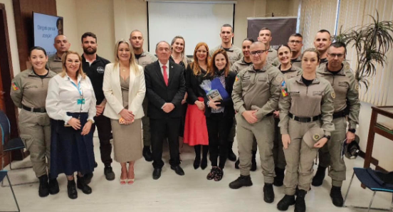 Servidora Kátia Kneipp, em pé, entre os organizadores e alunos da Oficina no TJMRS