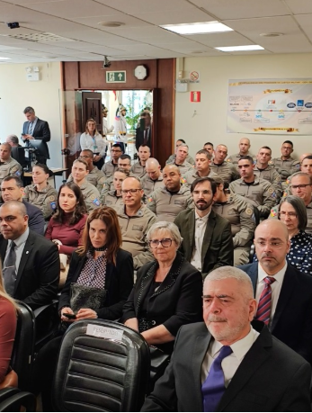 Desembargadora Rosane Serafini Casa Nova e servidora Katia Teixeira Kneipp, na plateia assistindo à abertura do evento do TJMRS