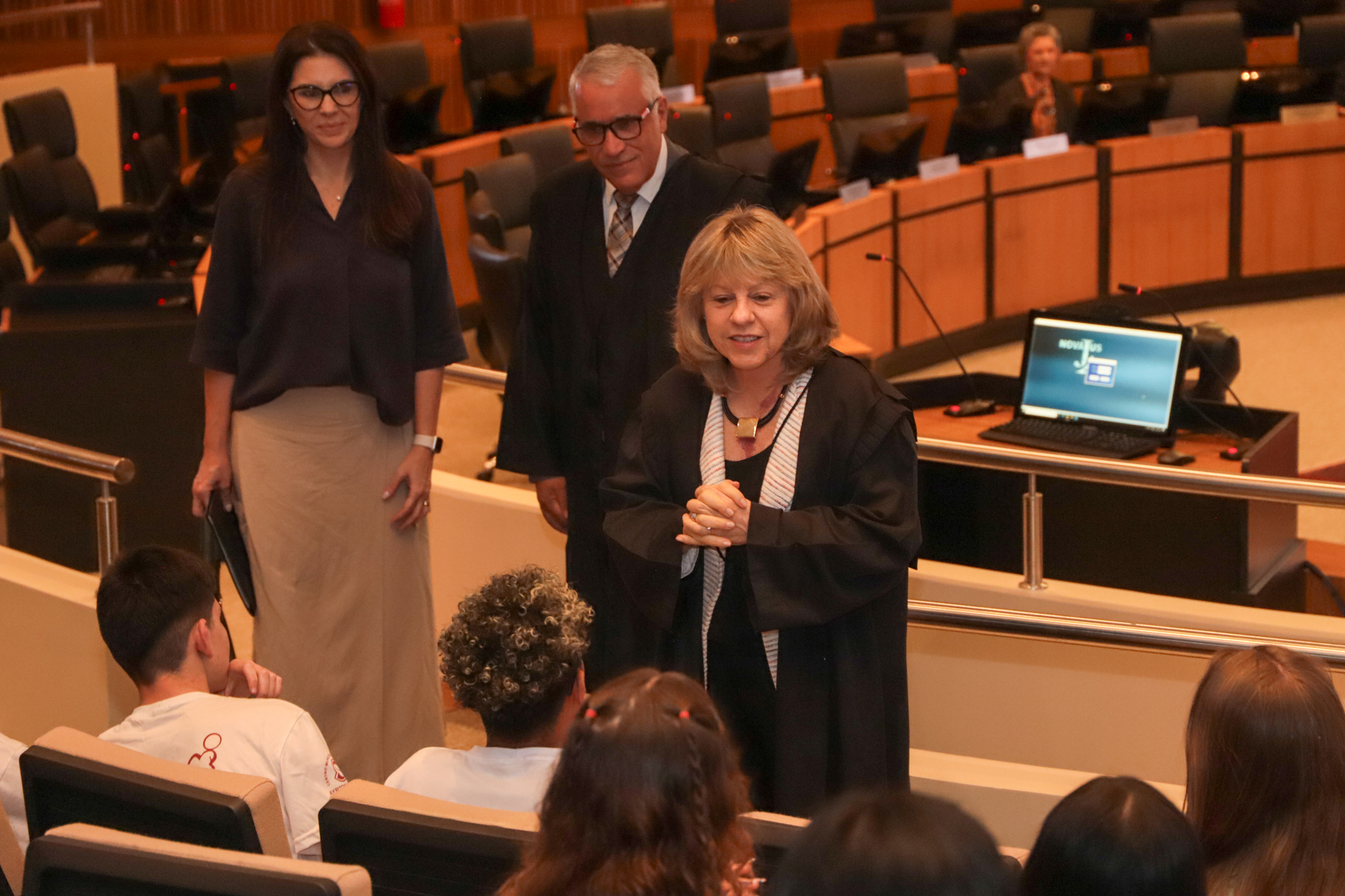 fotografia sentados no plenário