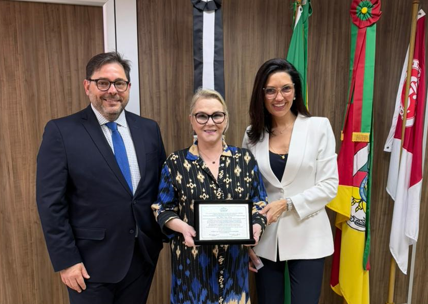 Entrega da placa à desembargadora Laís