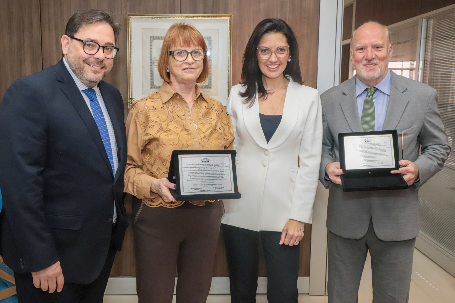 Entrega da placa ao desembargador Martins Costa e à desembargadora Madalena.