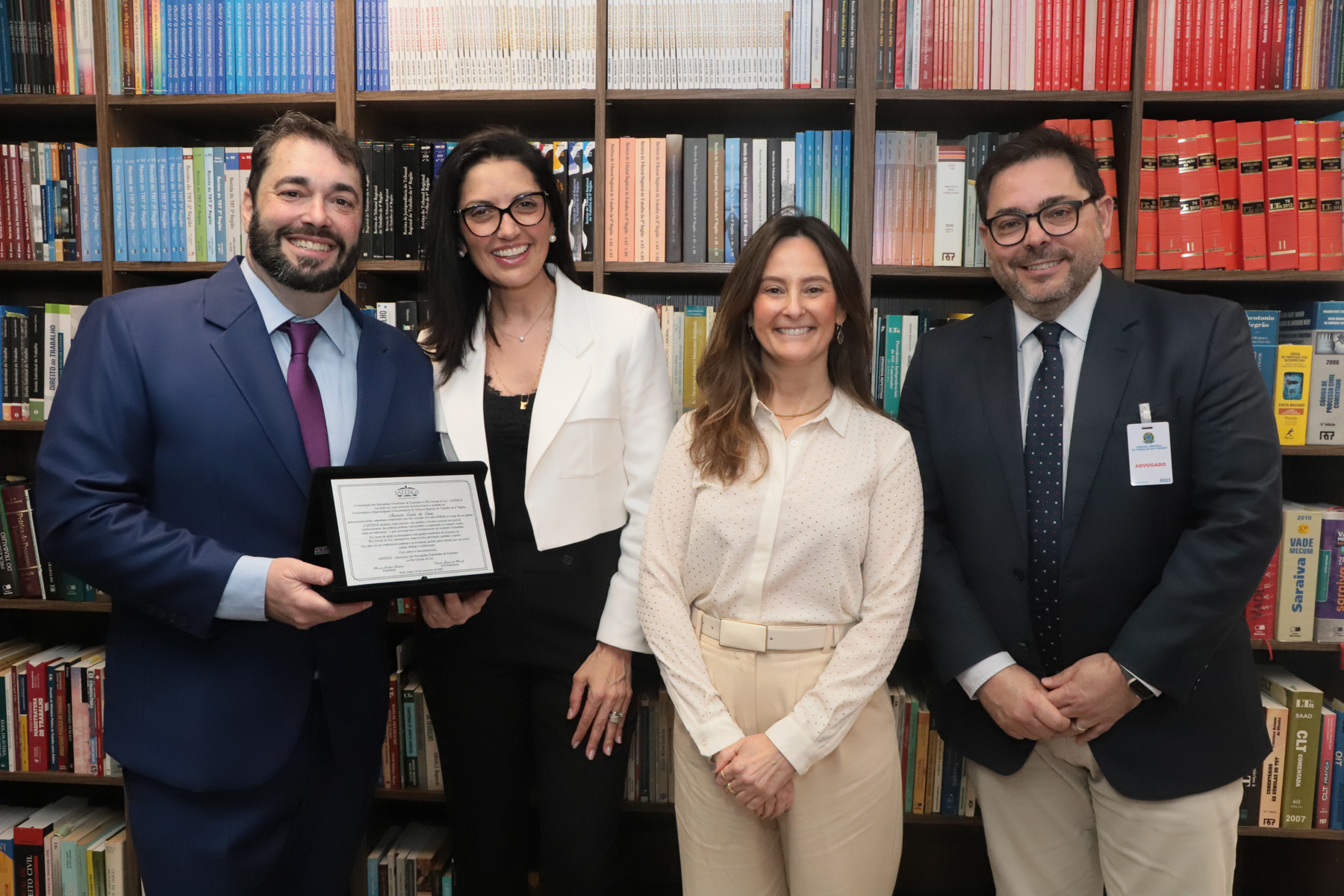 Entrega da placa à Vice-Presidência