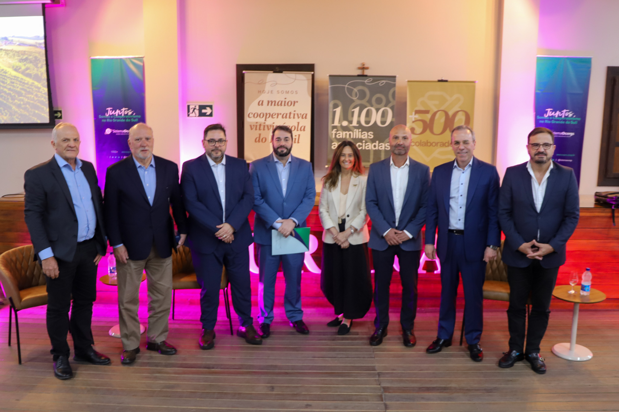 A foto mostra os palestrantes posando para foto.