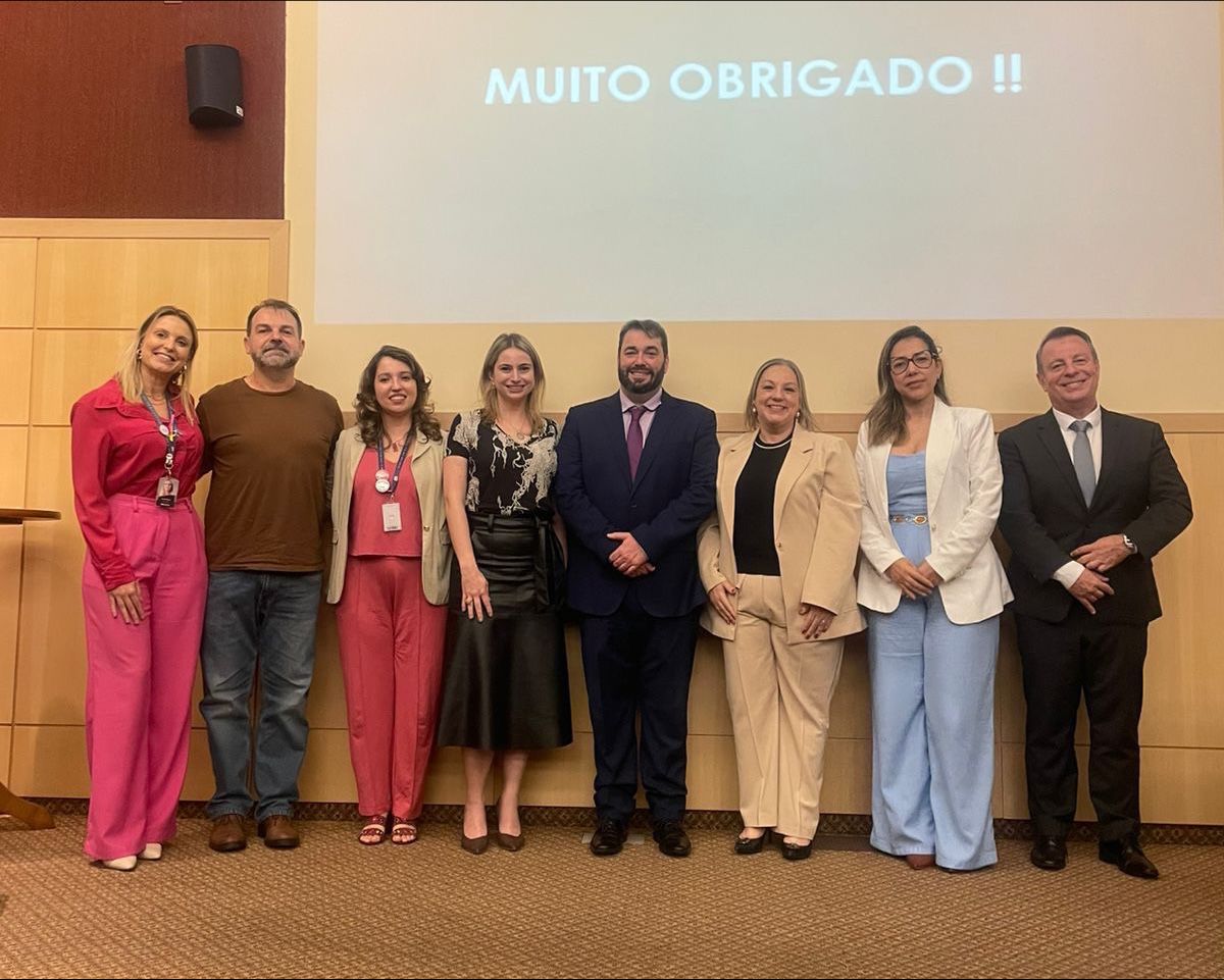 Foto posada de magistrados e professores da UniRitter