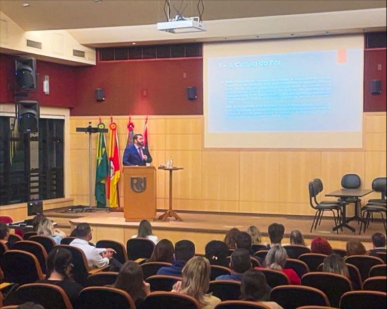 Des. Alexandre falando no púlpito. Público aparece em primeiro plano.