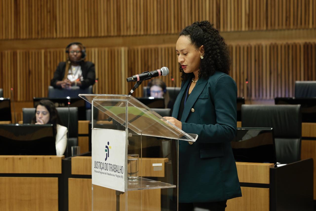 Servidora Olívia Cunha.