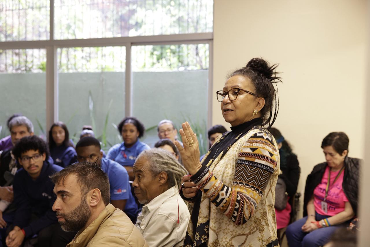 Público fazendo perguntas.
