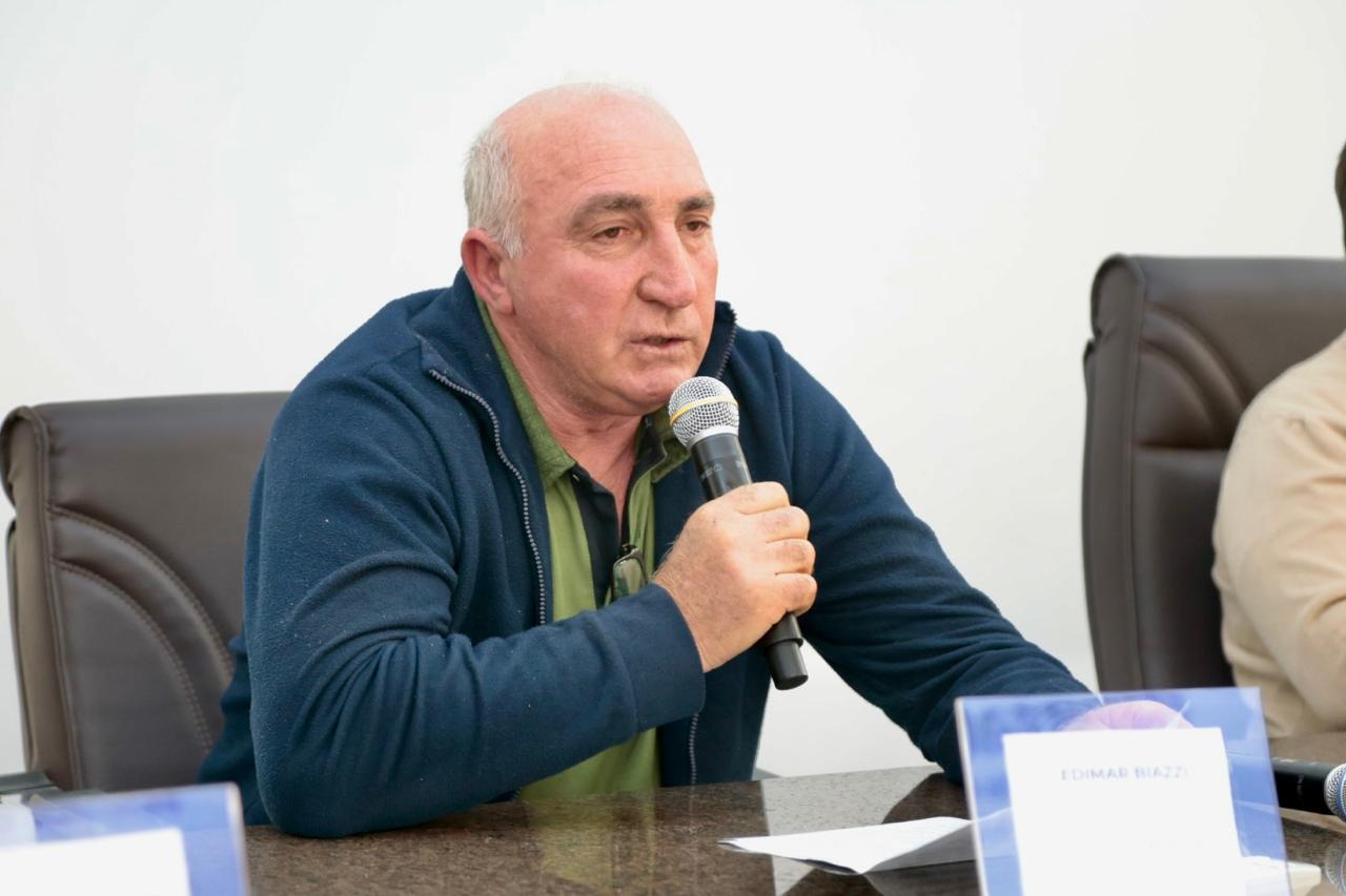 A foto mostra o pres. da Cãmara discursando. 