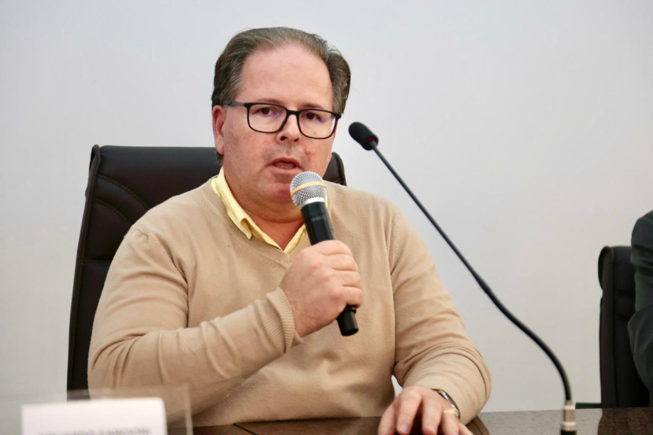 A foto mostra o senhor Gargione discursando